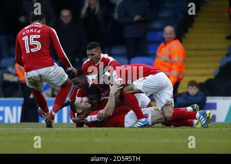 Andrew Crofts di Charlton Athletic celebra il primo gol Foto Stock