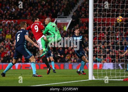 Il Manchester United's Zlatan Ibrahimovic segna ma ha il gol regolato Fuori per un fallo sul portiere di Middlesbrough Victor Valdes Foto Stock