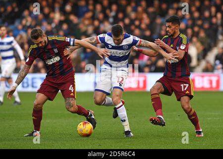 Queens Park Rangers' Jamie Mackie (centro) combatte con Luke Chambers di Ipswich Town (a sinistra) e Kevin Bru durante la partita del campionato Sky Bet a Loftus Road, Londra Foto Stock