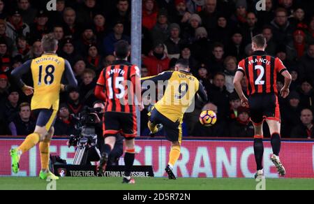 Lucas Perez di Arsenal segna il secondo obiettivo del suo lato gioco Foto Stock