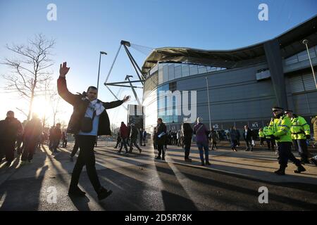 I tifosi fuori dallo stadio Etihad prima della partita Foto Stock