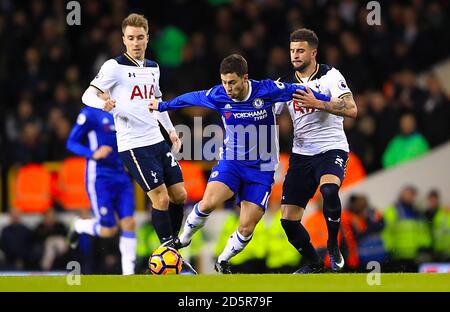 Christian Eriksen di Tottenham Hotspur (a sinistra) e Kyle Walker di Tottenham Hotspur Combatti per la palla con l'Eden Hazard di Chelsea Foto Stock