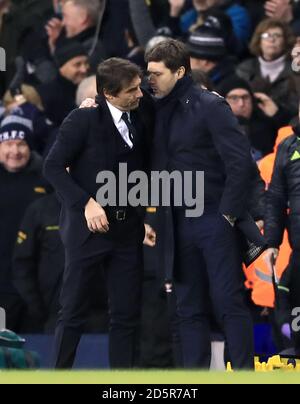 Antonio Conte (a sinistra) e Mauricio, direttore di Tottenham Hotspur Pochettino abbraccerà dopo il fischio finale Foto Stock