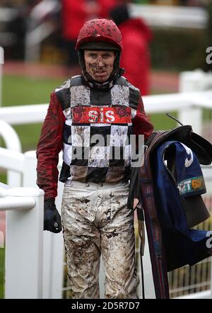 Jockey Paddy Brennan dopo il suo giro in fiera delle spezie in L'ostacolo Betbright Casino handicap Foto Stock