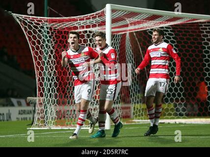 John Marquis di Doncaster Rovers (a sinistra) festeggia la sua prima posizione Gol con i compagni di squadra Conor Grant (al centro) e Matty Blair (destra) Foto Stock