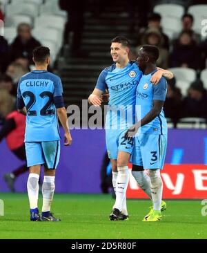 John Stones di Manchester City celebra il quinto gol del suo fianco Del gioco con Gael Clichy (a sinistra) e Bacary Sagna (destra) Foto Stock