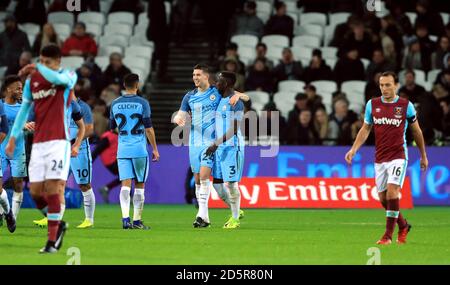 John Stones di Manchester City celebra il quinto gol del suo fianco Del gioco con Gael Clichy (a sinistra) e Bacary Sagna (destra) Foto Stock