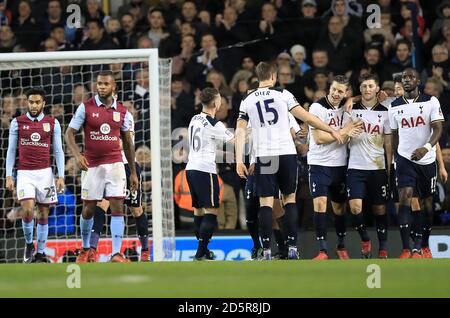 Il ben Davies di Tottenham Hotspur (centro) celebra il primo posto del suo fianco obiettivo del gioco con i compagni di squadra Foto Stock