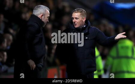 Leeds United manager Garry Monk (a destra) gesti a Cambridge United il direttore Shaun Derry sulla linea di contatto Foto Stock