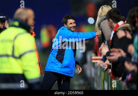 Danny Cowley, manager di Lincoln City, ringrazia i tifosi in viaggio dopo il gioco Foto Stock