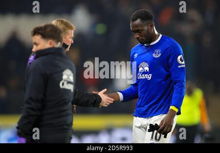 Ronald Koeman, manager di Everton, e Romelu Lukaku di Everton scuotono le mani dopo il fischio finale Foto Stock