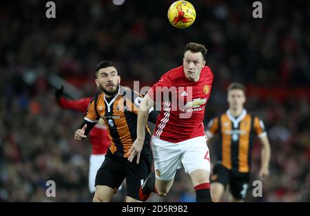 Robert Snodgrass di Hull City (a sinistra) e Phil Jones di Manchester United (destra) battaglia per la palla Foto Stock