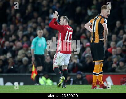 Wayne Rooney (centro) di Manchester United applaude i fan come lui viene sostituito dal passo Foto Stock