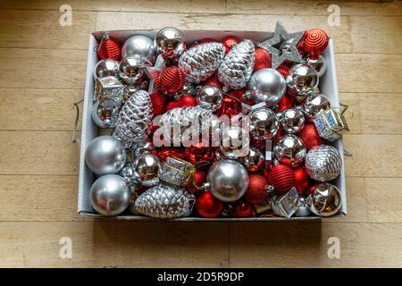 Palline di Natale rosse e argentate in una scatola Foto Stock