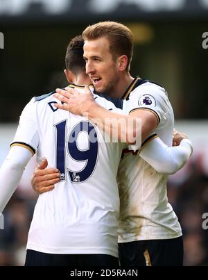 Harry Kane (a destra) di Tottenham Hotspur celebra il terzo posto della sua parte obiettivo del gioco Foto Stock