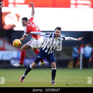 La pagina di Lewis di Charlton Athletic (a sinistra) e la battaglia di Lee Gregory di Millwall per la sfera Foto Stock