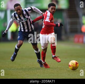 Jay Dasilva di Charlton Athletic (a destra) combatte con Shaun Cummings di Millwall Foto Stock