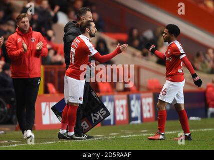 Jay Dasilva di Charlton Athletic (a destra) è sostituito dal compagno di squadra Ricky Holmes Foto Stock