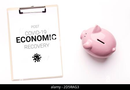 Post Covid-19 ripresa economica. Immagine concettuale con Piggy Bank e Clipboard Foto Stock
