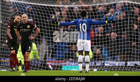 Romelu Lukaku di Everton celebra il primo obiettivo del suo fianco Il gioco come Pablo Zabaleta di Manchester City (seconda a sinistra) E Nicolas Otamendi di Manchester City (a sinistra) guarda sopra Foto Stock