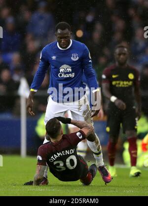 Romelu Lukaku di Everton (indietro) e Nicolas Otamendi di Manchester City si scontrano Foto Stock