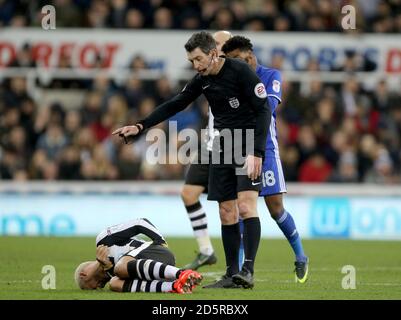 Yoan Gouffran di Newcastle United prende un colpo come Referee Lee Probert interrompe il gioco Foto Stock