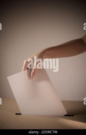 Immagine concettuale di una persona che vota, che ha fatto un voto in una stazione di voto, durante le elezioni. Foto Stock