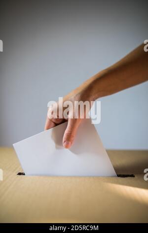 Immagine concettuale di una persona che vota, che ha fatto un voto in una stazione di voto, durante le elezioni. Foto Stock