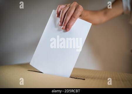 Immagine concettuale di una persona che vota, che ha fatto un voto in una stazione di voto, durante le elezioni. Foto Stock