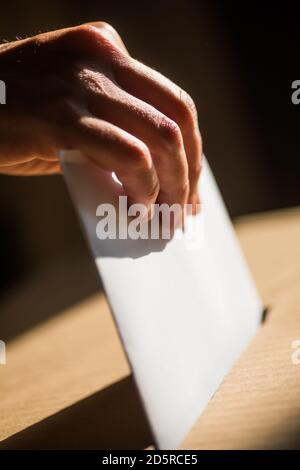 Immagine concettuale di una persona che vota, che ha fatto un voto in una stazione di voto, durante le elezioni. Foto Stock