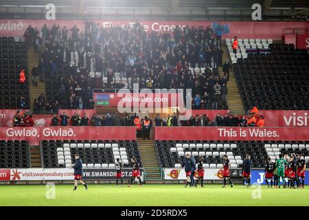 I fan di Coventry City festeggiano negli stand della Liberty Stadio Foto Stock