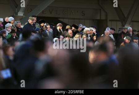 Racegoers immergersi nell'atmosfera durante il Festival Trials Day a. Ippodromo di Cheltenham Foto Stock