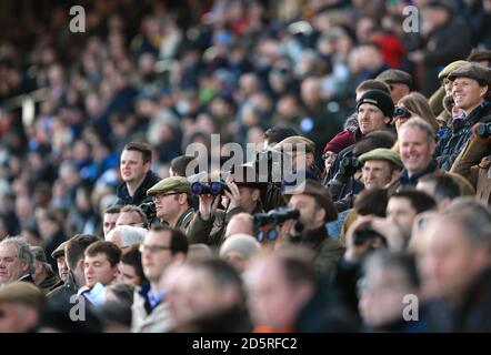 Racegoers immergersi nell'atmosfera durante il Festival Trials Day a. Ippodromo di Cheltenham Foto Stock