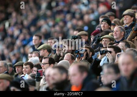 Racegoers immergersi nell'atmosfera durante il Festival Trials Day a. Ippodromo di Cheltenham Foto Stock