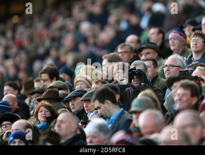 Racegoers immergersi nell'atmosfera durante il Festival Trials Day a. Ippodromo di Cheltenham Foto Stock