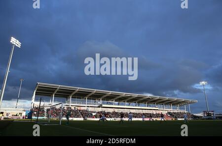 Una vista generale del Sixfields Stadium durante il gioco Foto Stock