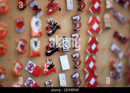 Distintivi in vendita fuori da Old Trafford Foto Stock