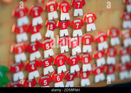 Distintivi in vendita fuori da Old Trafford Foto Stock