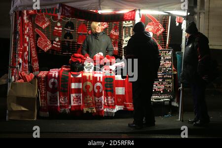 Una merce stand fuori della città terra prima del gioco Tra Nottingham Forest e Rotherham United Foto Stock