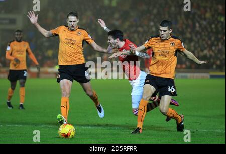 Adam Hammill di Barnsley (centro) è affrontato da Wolverhampton Wanderers' Conor Coady (a destra) e David Edwards Foto Stock