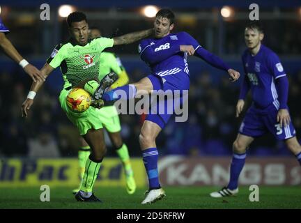 Lukas Jutkiewicz di Birmingham tiene fuori il Liam Moore AS di Reading si gira per sparare in meta Foto Stock