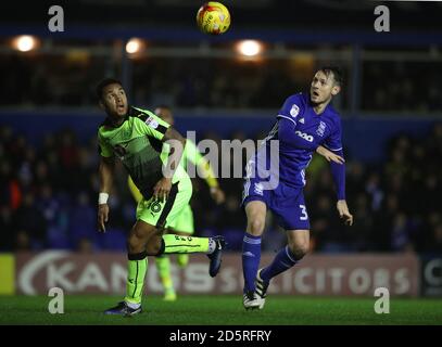 Jonathan, città di Birmingham, si batte per la palla con Reading's Liam Moore Foto Stock