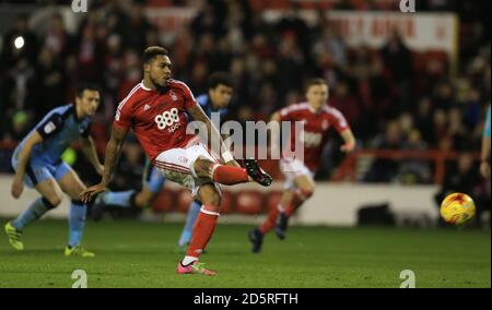 Il Britt Assombalonga di Nottingham Forest segna il primo obiettivo del suo fianco La partita contro Rotherham United dal punto di penalità Foto Stock