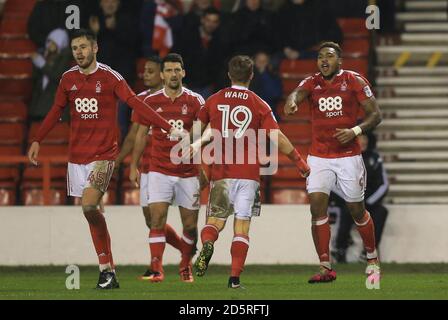 Il Britt Assombalonga di Nottingham Forest celebra il secondo gol del suo fianco Del gioco contro Rotherham Unito Foto Stock