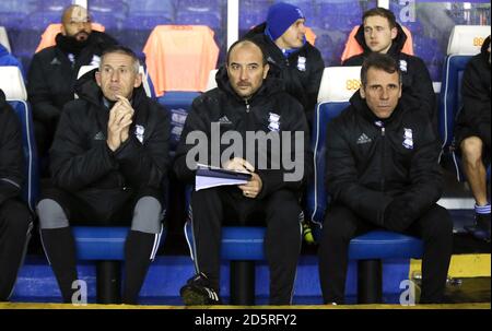 L-R: Allenatore del portiere di Birmingham Kevin Hitchcock, allenatore Pierluigi Casiraghi e manager Gianfranco Zola Foto Stock