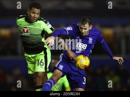 Reading's Liam Moore vince la testata battendo i terreni Jonathan di Birmingham Foto Stock