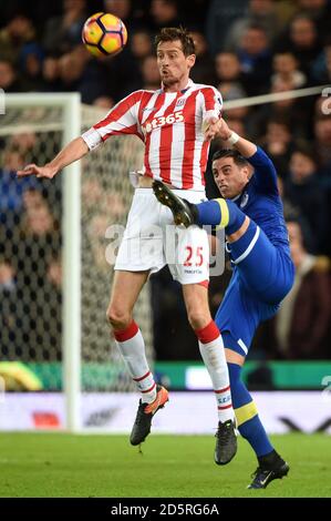 Peter Crouch di Stoke City (a sinistra) e Ramiro Funes Mori di Everton combatti per la palla Foto Stock