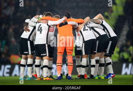 Giocatori della contea di Derby in un huddle Foto Stock