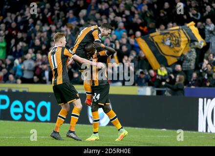 Hull City's Oumar Niasse celebra con il Sam Clucas di Hull City E Andrew Robertson di Hull City dopo aver segnato il secondo gol di Hull City della partita Foto Stock