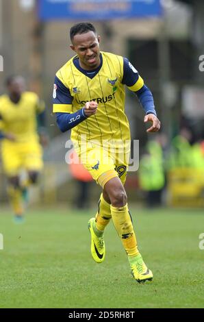 Il Rob Hall di Oxford United celebra il suo obiettivo di farlo 2-1 contro Swindon Town Foto Stock